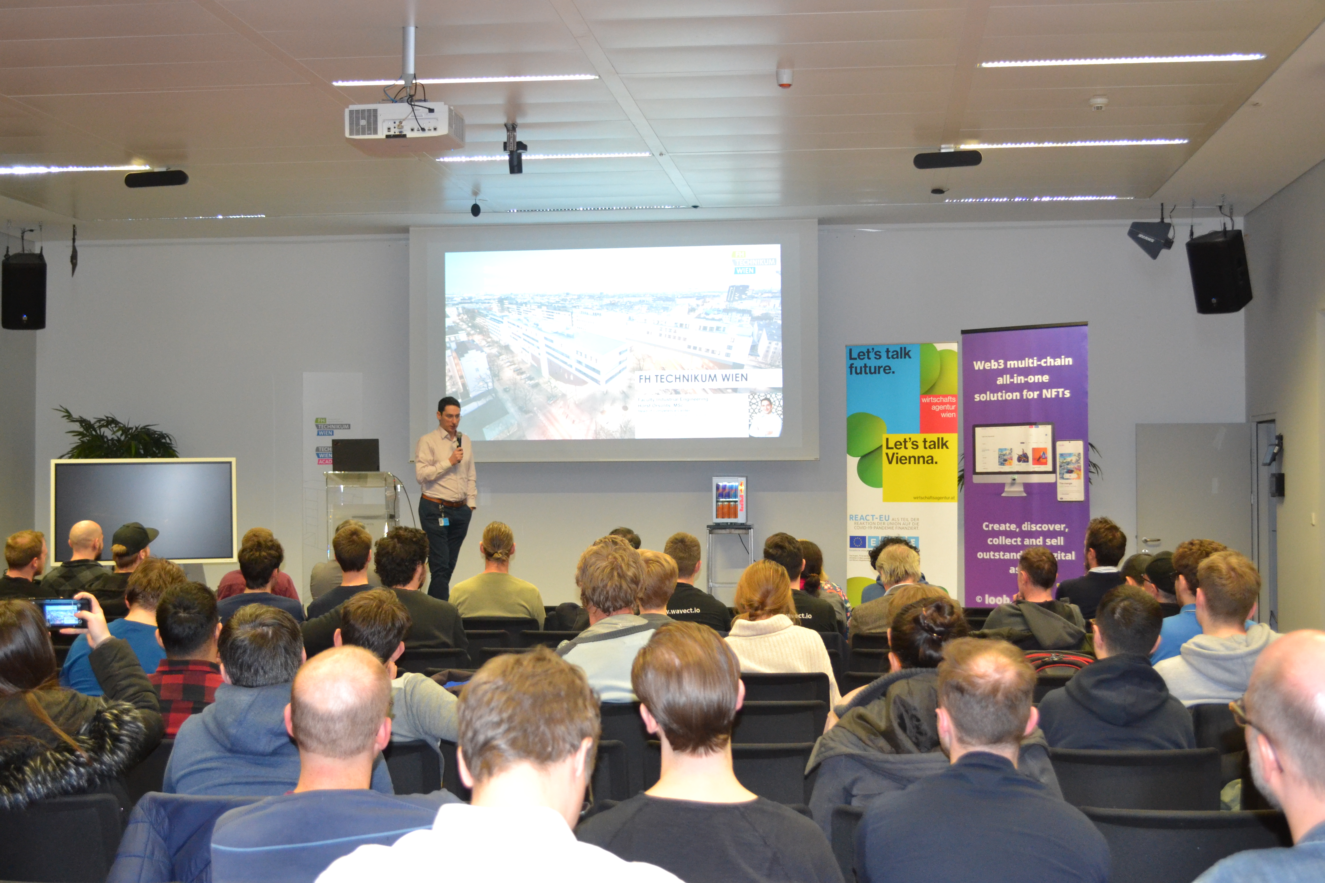 Presenter on stage at DLT Austria 2023