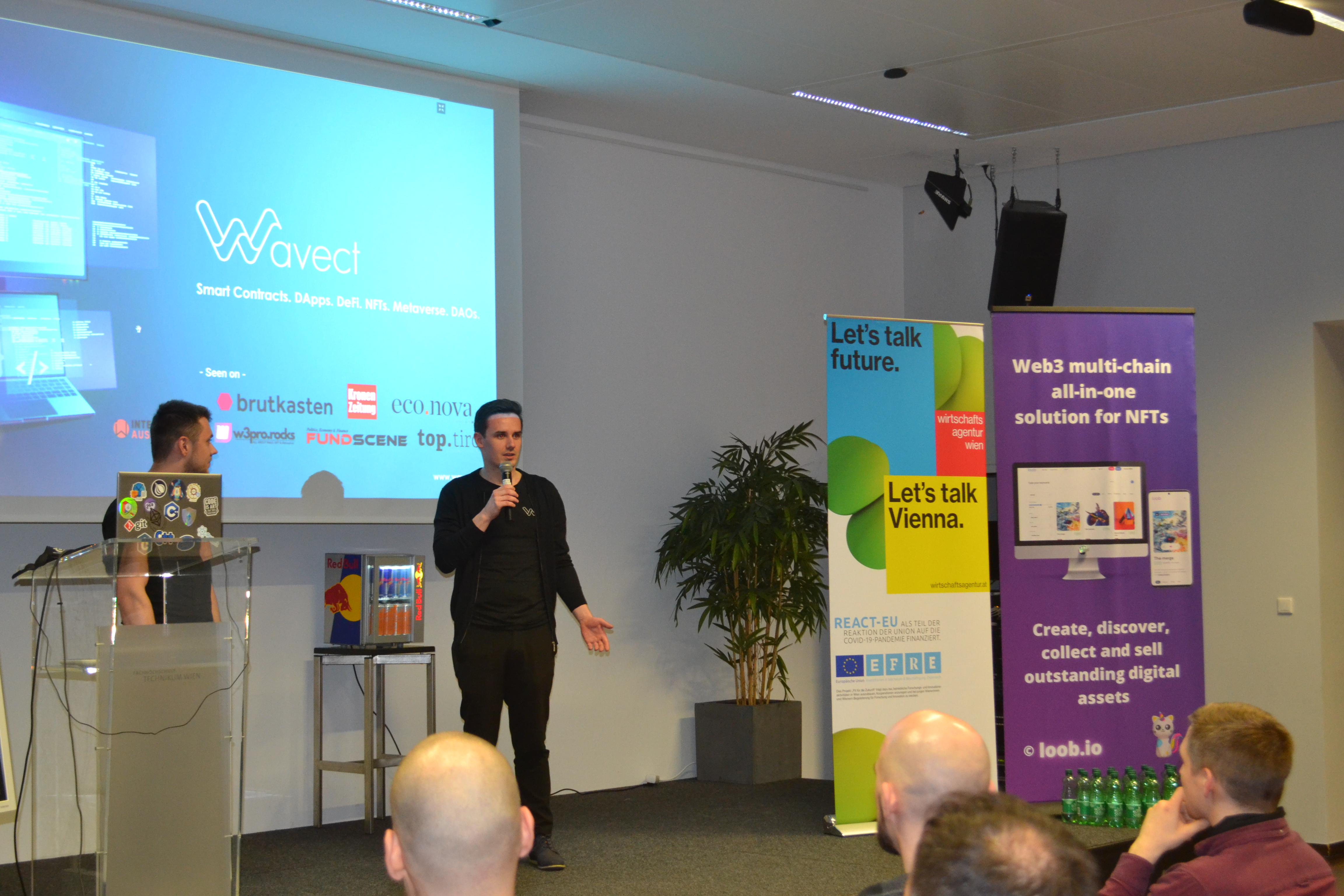 Kevin on stage presenting Wavect at DLT Austria 2023