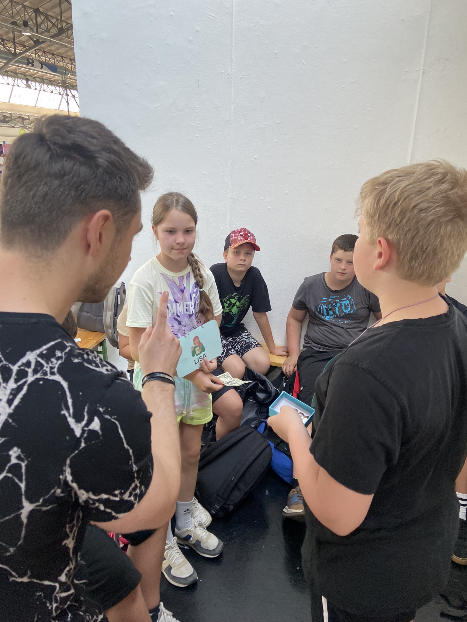 Instructor with blockchain game cards at Kinder-Erlebnismesse 2024