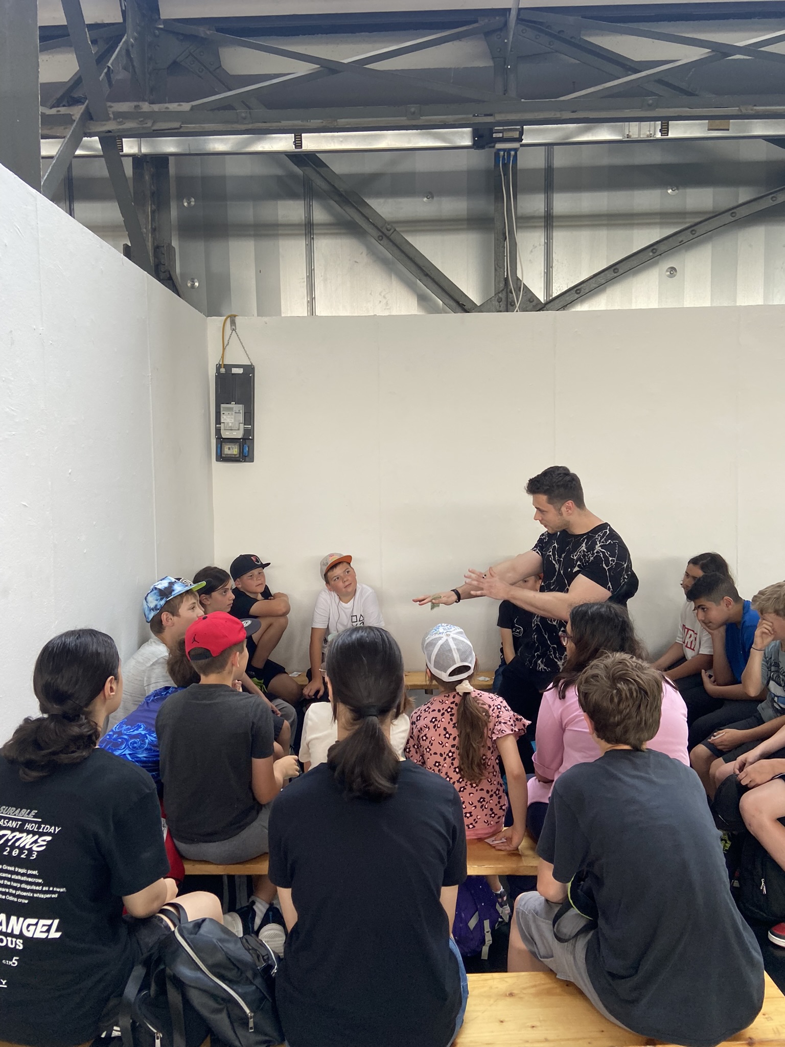 Instructor engaging large group of kids at Kinder-Erlebnismesse 2024